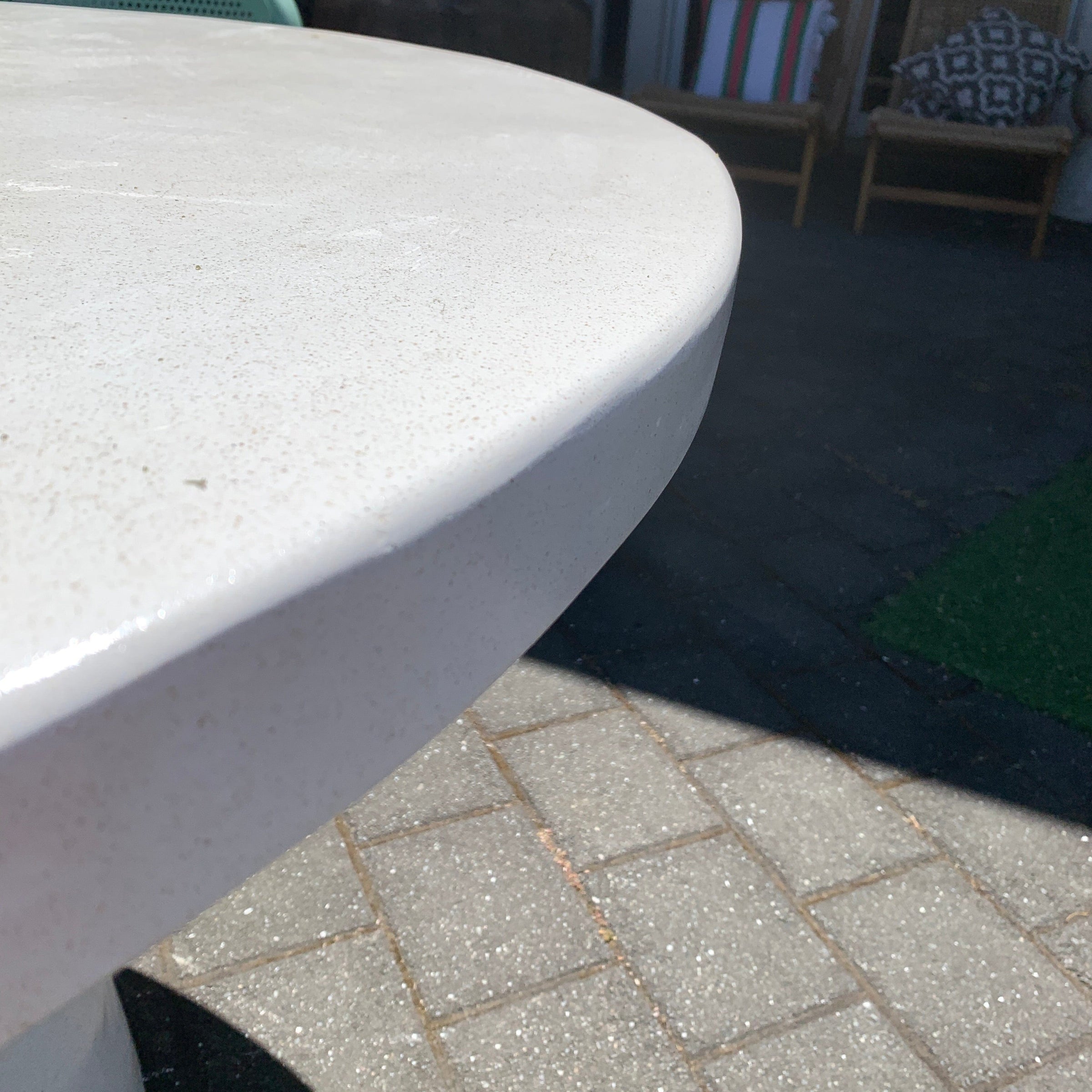 terrazzo-round-pedestal-table_Little-and-fox