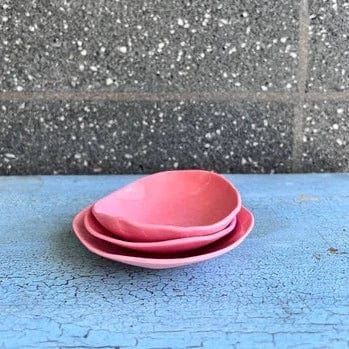 A side on view of a tin ceramic bowl in the colour Rose.